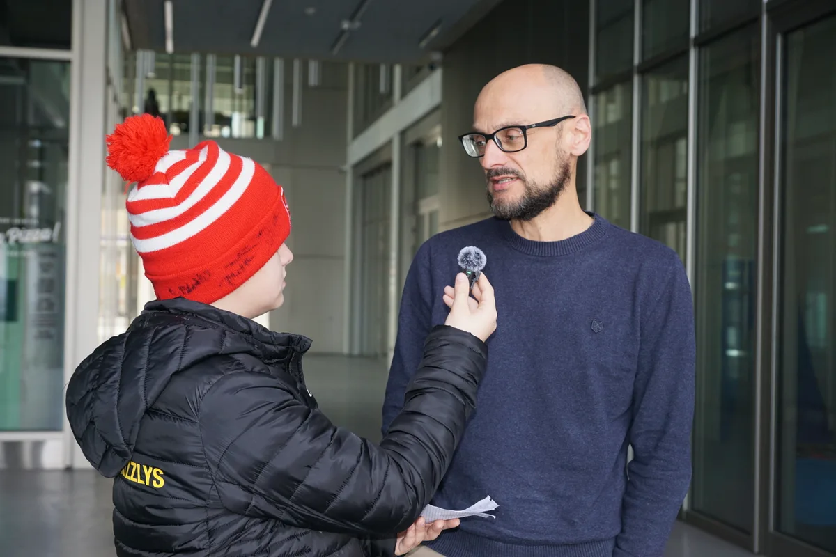 Der Eishockey-Spieler Nevio befragt den Sportjournalist Oliver Meile zum Thema Politik, oder wie sich Politik auf den Sport auswirken kann.